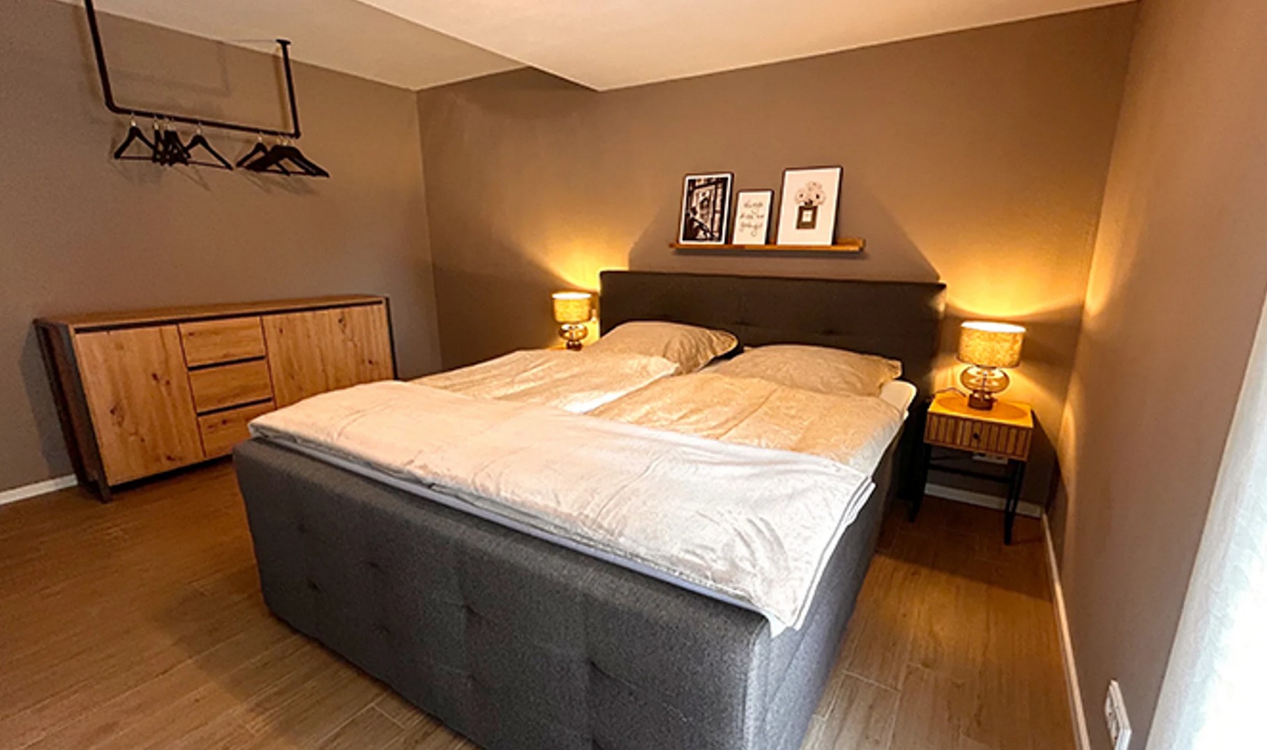 Slaapkamer met boxspring, vakantieappartement met hond